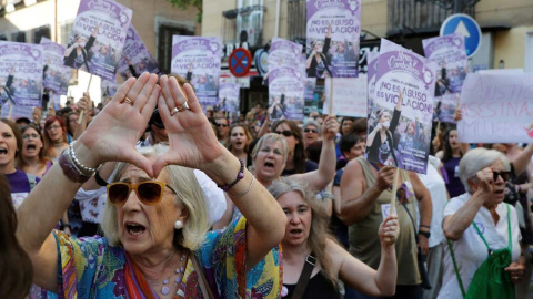 Manifestación de mujeres en Madrid, esta tarde ante el Ministerio de Justicia, en protesta por la puesta en libertad de 'La Manada'. (JUAN CARLOS HIDALGO | EFE)