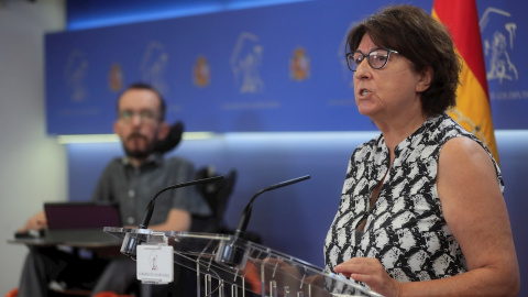 01/07/2021.- La portavoz de Sanidad de Unidas Podemos, Rosa Medel, da una rueda de prensa en presencia del portavoz de la formación en el Congreso, Pablo Echenique, este jueves en el Congreso de los Diputados. EFE/Fernando Alvarado