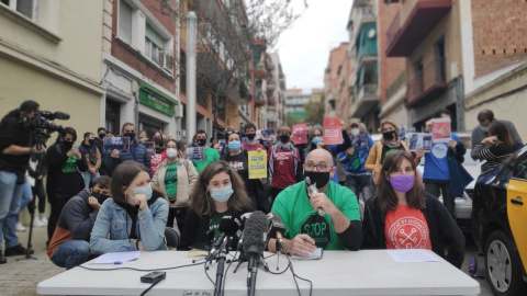 Representants del moviment pel dret a l'habitatge durant una roda de premsa a Nou Barris, Barcelona. Sindicat de Llogateres