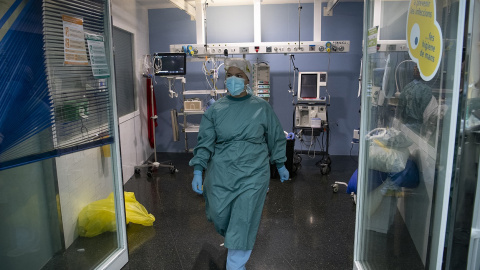 Una trabajadora sanitaria en la zona covid de la unidad de cuidados intensivos (UCI) del Hospital del Mar, en Barcelona. AFP/Josep Lago