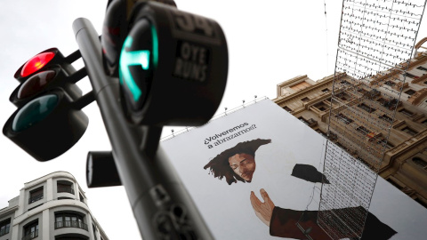 Un mural con la frase "¿Volveremos a abrazarnos?" ha sido pintado este lunes en la fachada de un edificio en Gran Vía, Madrid.