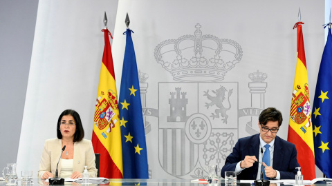 Los ministros de Sanidad, Salvador Illa (d), y de Política Territorial y Función Pública, Carolina Darias (i) ofrecen una rueda de prensa para analizar la situación de la pandamia de covid-19 este miércoles en Madrid.