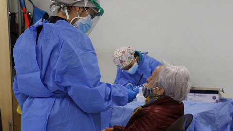 Personal sanitario del SERMAS realizando pruebas de antígenos en un centro de mayores de la  Comunidad de Madrid.