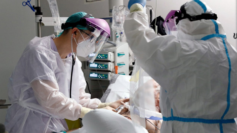 Personal sanitario atiende a un paciente en la Unidad de Cuidados Intensivos del Hospital La Fe de Valencia.