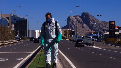 29/10/2020.-Un operario realiza funciones de mantenimiento en la autovía A-7281 de acceso a Antequera (Málaga).