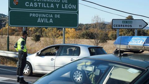 0/10/2020.- Miembros de la Guardia Civil realizan un control en la N-403, en el límite entre las comunidades de Castilla y León y Madrid.