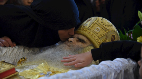 Una monja rinde homenaje durante el funeral del obispo metropolitano de la Iglesia Ortodoxa Serbia de Montenegro, Metropolitan Amfilohije (Radovic) en Podgorica, Montenegro.