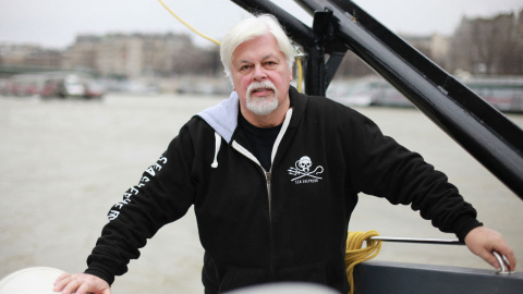 El fundador de la ONG Sea Shepherd Conservation Society, Paul Watson de Canadá, posa a bordo del "Brigitte Bardot", un multicasco de Sea Shepherd atracado en París, el 15 de enero de 2015. Imagen de archivo.