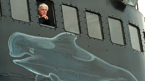 El capitán Paul Watson, fundador de la Sea Shepherd Conservation Society, se encuentra a bordo de su barco, el Ocean Warrior , el 7 de julio del 2000 frente a Tórshavn, en las Islas Feroe en el Mar del Norte Atlántico.