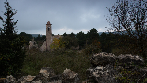 La iglesia de San Salvador, en el pueblo abandonado de La Mussara, a 28 de octubre de 2021, en Vilaplana, Baix Camp, Tarragona, Catalunya (España).