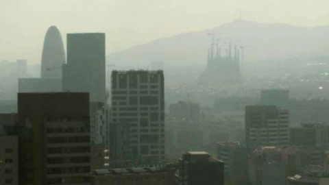 La Sagrada Família, en el fondo, durante un periodo de alta contaminación en Barcelona. EFE/Archivo