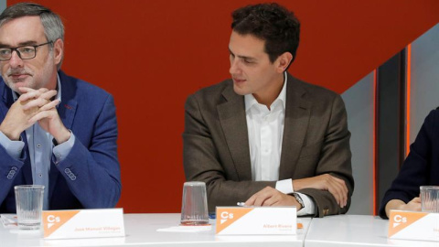 El líder de Ciudadanos, Albert Rivera (d), junto al secretario general José Manuel Villegas durante la reunión del Comité Ejecutivo de la formación naranja. EFE