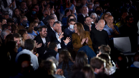 Mauricio Macri (C-l), expresidente de Argentina, y Eugenia Vidal (C-R), exgobernadora de la provincia de Buenos Aires, asisten al cierre de campaña del partido "Juntos por el Cambio"