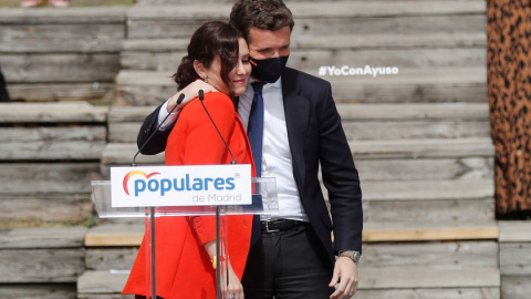 La presidenta de la Comunidad de Madrid y candidata a la reelección, Isabel Díaz Ayuso, junto al presidente nacional del Partido Popular, Pablo Casado, durante la presentación de la candidatura del Partido Popular de Madrid para las elecciones a la Asa