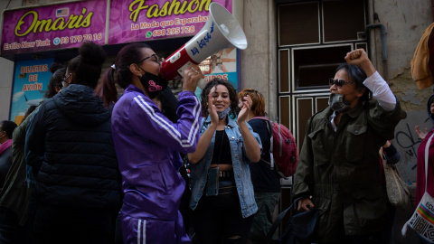 Más de un centenar de personas concentradas para paralizar un desahucio en Barcelona.