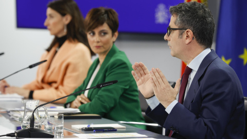 Los ministros de Política Territorial y portavoz del Gobierno; Isabel Rodríguez (c); Justicia, Pilar Llop (i) y Presidencia, Félix Bolaños (d), durante la rueda de prensa ofrecida tras la reunión del Consejo de Ministros