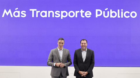 - El presidente del Gobierno, Pedro Sánchez (i) y el Ministerio de Transporte y Movilidad Sostenible, Oscar Puente, presentan la nueva campaña ‘Transporte público, ¿lo pillas?