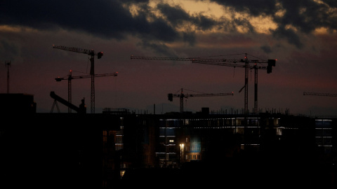 Las grúas de varios edificios en construcción, en el atardecer, en Madrid. REUTERS/Susana Vera