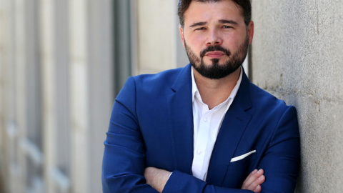 Gabriel Rufián fotografiat a l'exterior del Congrés dels Diputats.