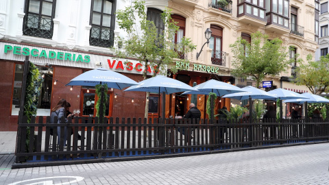 Clientes en un bar de Bilbao.