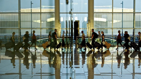 Viajeros en el aeropuerto de Madrid-Barajas. E.P.