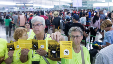 Casi medio centenar de miembros de la Asamblea Nacional de Cataluña (ANC) han repartido folletos en el Aeropuerto de Barcelona-El Prat que culpan al Estado de las colas que se han formado en las dos últimas semanas en los controles de seguridad del aero