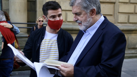 El exdiputado foral de Cultura de Gipuzkoa, Harkaitz Millán (i), y el expresidente del PSDE-EE Jesús Eguiguren (d) conversan a su llegada a la presentación de la revista Grand Place, ‘Fin de ETA, 10 años’, a 20 de octubre de 2021, en San Sebastiá