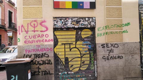 03/04/2021. Pintadas en la fachada de la sede de la organización LGTB. - Cogam