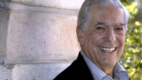 El escritor hispano-peruano, Mario Vargas LLosa, posa durante la entrevista con EFE en la localidad cántabra de Santillana del Mar.