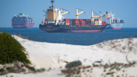 Varios barcos de contenedores aparecen este martes junto a Table Bay, en Ciudad del Cabo.