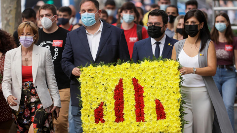 El presidente de la Generalita, Pere Aragonès (2d), acompañado del presidente de ERC, Oriol Junqueras(2i), y la portavoz Marta Vilalta(d), la ex presidenta del Parlament de Cataluña, Carme Forcadell (i) durante la ofrenda floral del Govern al monumento