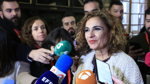 La ministra de Hacienda, María Jesús Montero, atiende a la prensa a su llegada al homenaje que ha organizado el PSOE a la escritora Almudena Grandes, a 28 de noviembre de 2022.