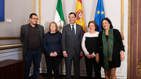 El presidente de la Junta con las hermanas de García Caparrós.