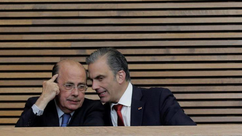 A la derecha de la imagen, el secretario general de Vox y candidato a la Alcaldía de Madrid, Javier Ortega Smith, conversa con un diputado en Les Corts Valencianes. (MANUEL BRUQUE | EFE)