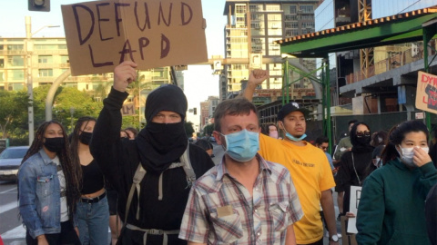 Manifestantes y miembros de STOP LAPD Spying Coalition, en una manifestación contra la financiación que recibe la Policía de Los Ángeles.