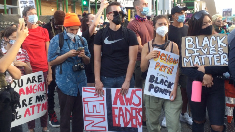 Manifestantes se congregan en las calles del centro de Los Ángeles en contra del racismo policial.