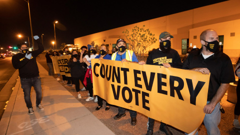 Seguidores de Donald Trump protestan ante un centro electoral en Las Vegas.