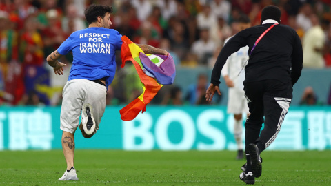 Un espontáneo salta al campo en el Mundial de Catar, durante el Portugal-Uruguay, reivindicando la paz y los derechos de las mujeres.