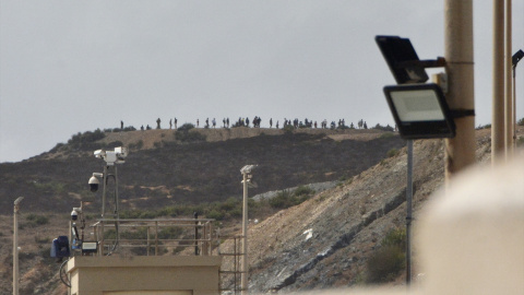 Decenas de personas se congregan en un monte cercano a la frontera con Ceuta, a 15 de septiembre de 2024