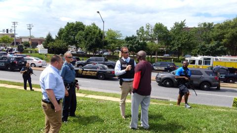 Miembros de la Policía investigan el tiroteo en la redacción del periódico local de Maryland 'Capital Gazette'./REUTERS