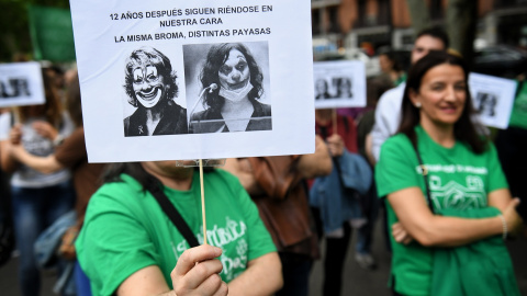 Decenas de personas durante una manifestación del profesorado por la defensa de la educación pública, a 8 de mayo de 2024, en Madrid.