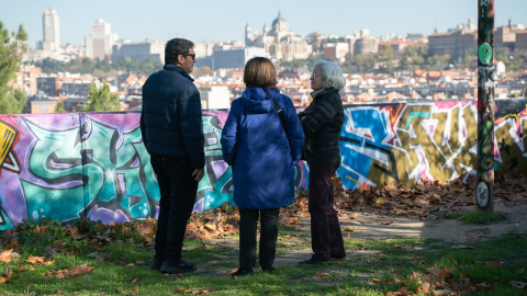 Varios vecinos contemplan las vistas de Madrid donde el Ayuntamiento planea construir varias torres de viviendas y cerca de 2.000 plazas de garaje.