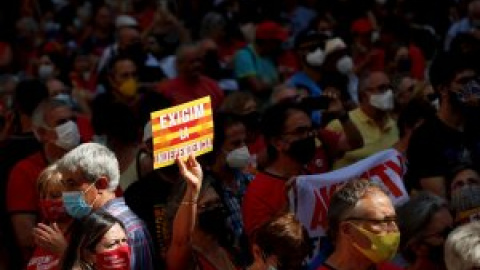 Lanzamiento de objetos y golpes entre independentistas de extrema derecha e izquierda durante la Diada