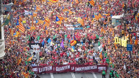 Centenares de personas participan en la manifestación convocada por la ANC en Barcelona con motivo de la Diada del 11 de septiembre, que avanza desde la plaza Urquinaona hasta la Estación de Francia, donde está instalado el escenario para los parlament