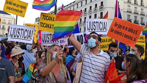 Manifestantes durante la concentración convocada por diferentes asociaciones LGTBI+ para denunciar la pasividad de las instituciones madrileñas ante la ola de agresiones que sufren, este sábado en la Puerta del Sol de Madrid.