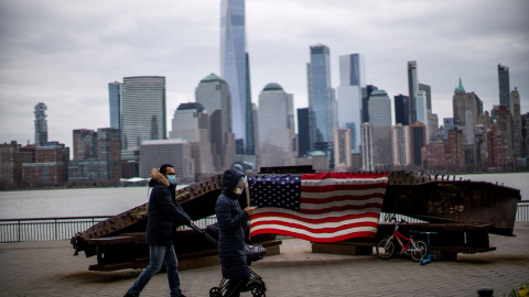 Dos transeúntes pasean por New Jersey