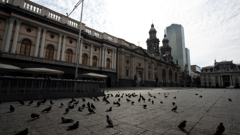 Fotografía que muestra una plaza vacía frente a la Catedral Metropolitana, en el centro de Santiago (Chile).