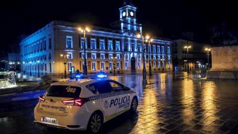 26/10/2020.- Un coche de la Policía Local vigila la Puerta del Sol anoche, rimera jornada de toque de queda en la capital. Esta medianoche ha comenzado el toque de queda en toda la Comunidad de Madrid que tendrá lugar de 00.00 a 6.00 horas mientras dure