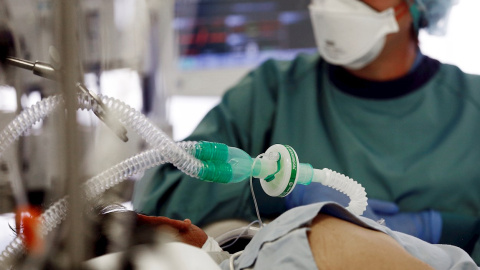 Personal sanitario trabaja en la UCI de la Clínica Universidad de Navarra.