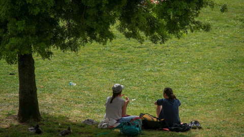 Dos chicas disfrutan de una mañana soleada en la zona fluvial del río Miño